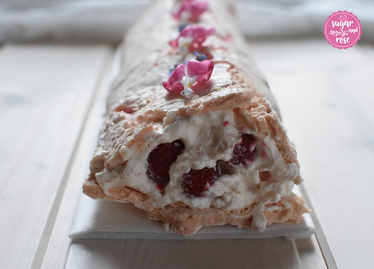 Baiserolle mit Sahnefüllung und Himbeeren
