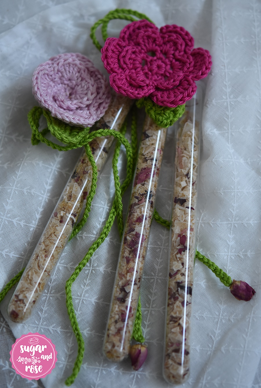 Rosensalz in Eprovetten mit Rosenanhänger