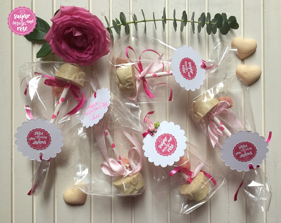 Kekse und Weihnachtsbäckerei: weiße Schokoladerosen am Stiel