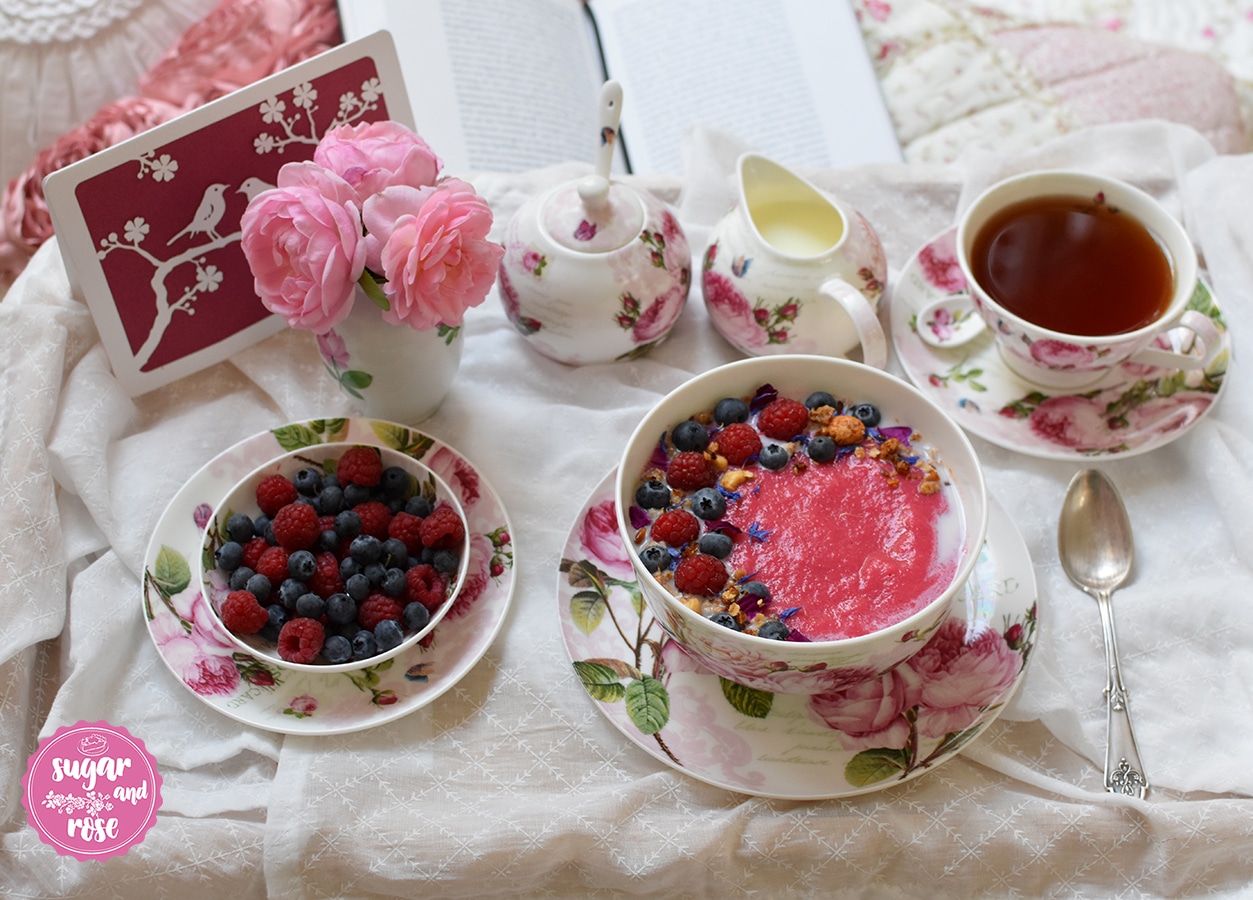 Himbeer-Grieß in Rosenschale, daneben Schale mit Beerenmix und Rosengeschirr