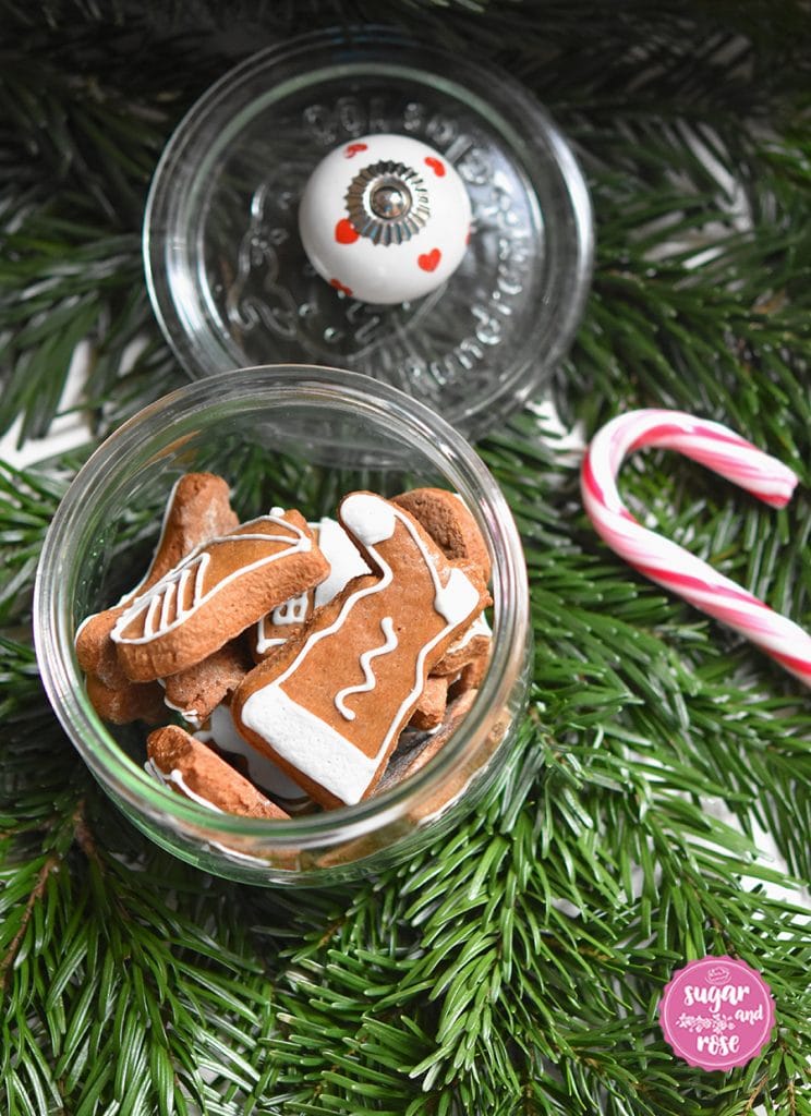 Kekse und Weihnachtsbäckerei: Lebkuchen mit Zuckerguss im Glas