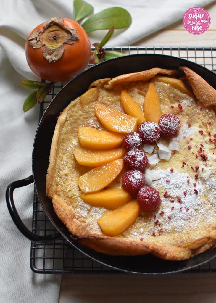 Ofenpfannkuchen in schwarzer runder Emaille-Pfanne