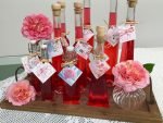 Rosensirup in Flaschen