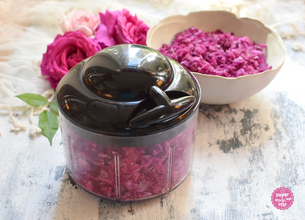 Rosenpesto-Zubereitung