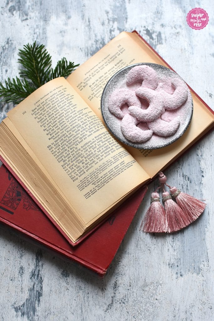 Kekse und Weihnachtsbäckerei: Himbeerkipferl auf Buch