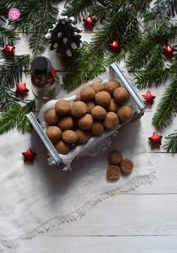 Kekse und Weihnachtsbäckerei: Nusskugeln