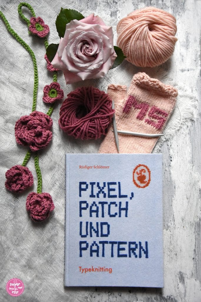 Vorhangraffhalter und Typeknitting-Buch