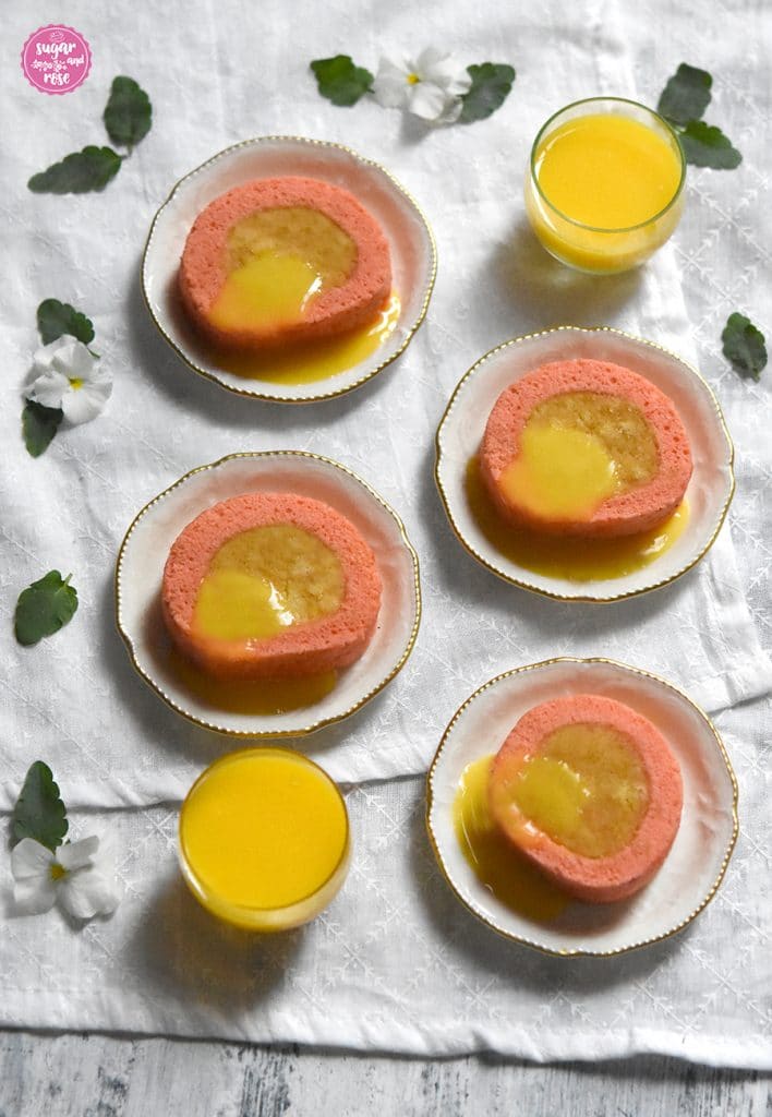 Eierlikör-Punschrolle aufgeschnitten mit Eierlikör im Glas
