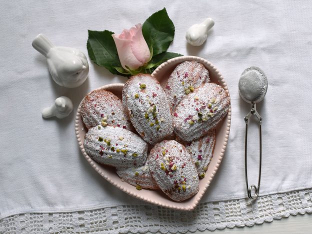 Rosenwasser-Madeleines in Herzschale