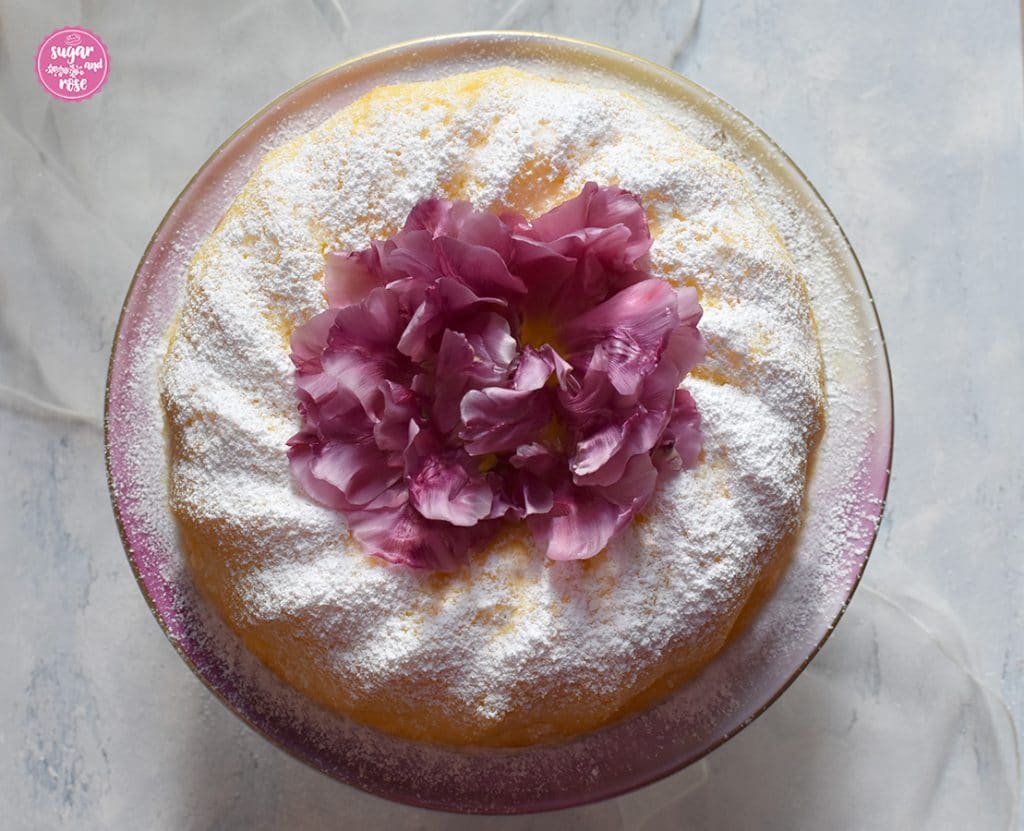 Topfengugelhupf mit Blüte