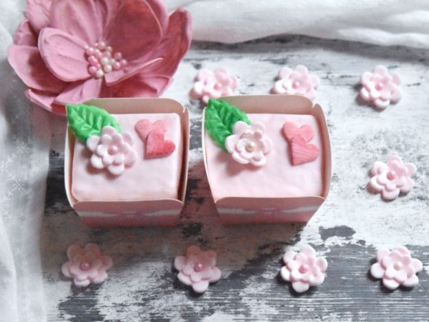 Punschkrapferl mit Eierlikoerfuellung