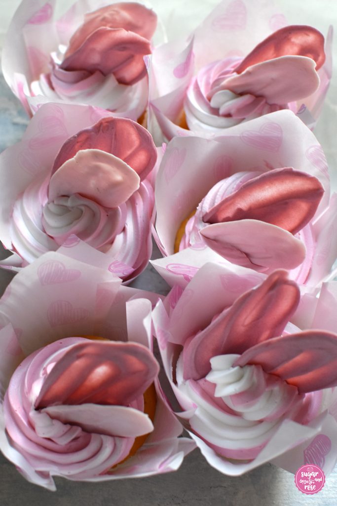 Cupcakes mit rosa Schokoladenflügel