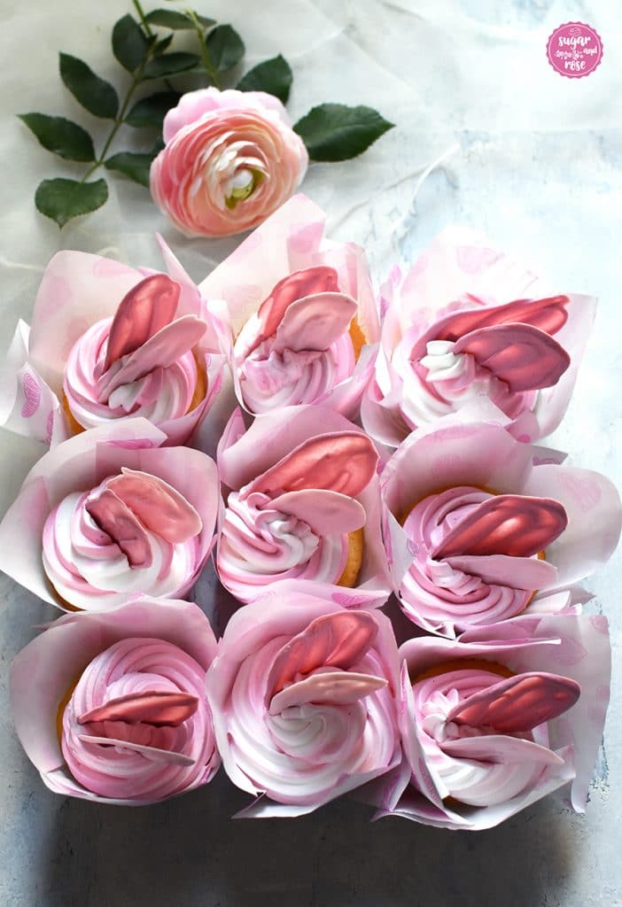 Neun rosa Brushstroke Cupcakes mit Rose
