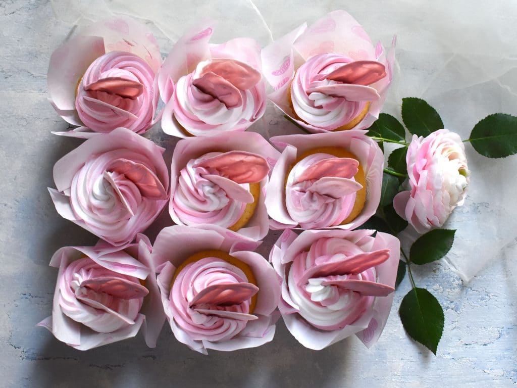 mehrere Brushstroke Cupcakes mit Rose