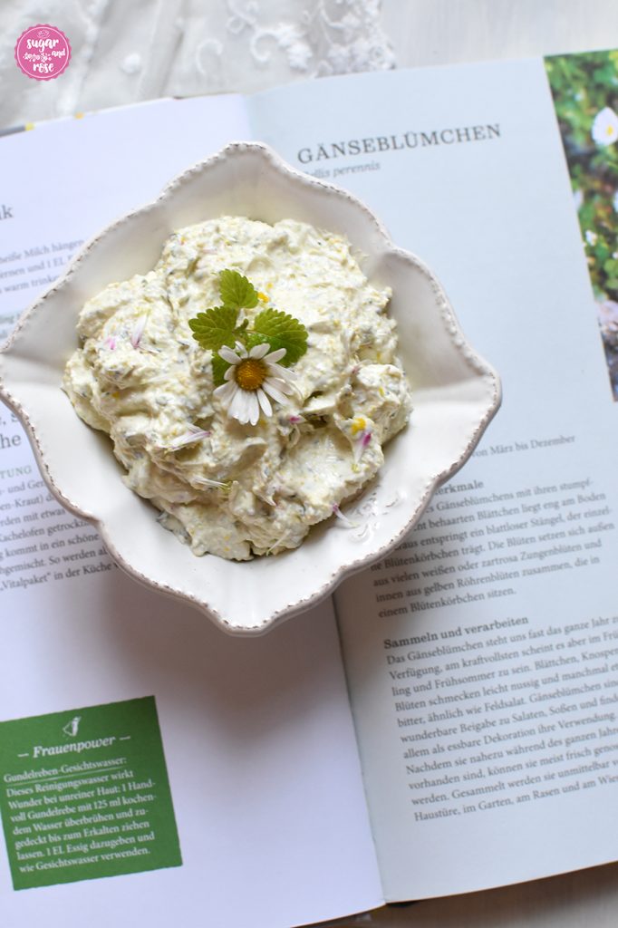 Gänseblümchenaufstrich in Schale und Buch