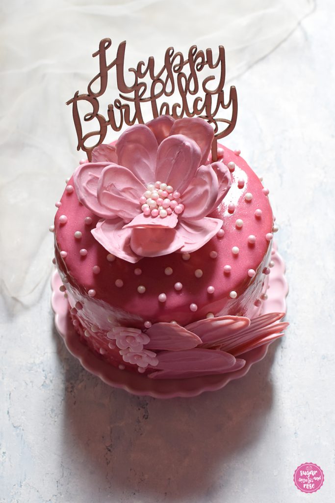 Schokoblütentörtchen mit  Zuckerperlen, Brushstroke-Deko und Happy-Birthday-Schriftzug