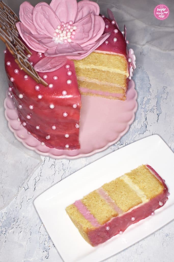 Rosa Layercake angeschnitten mit Tortenstück