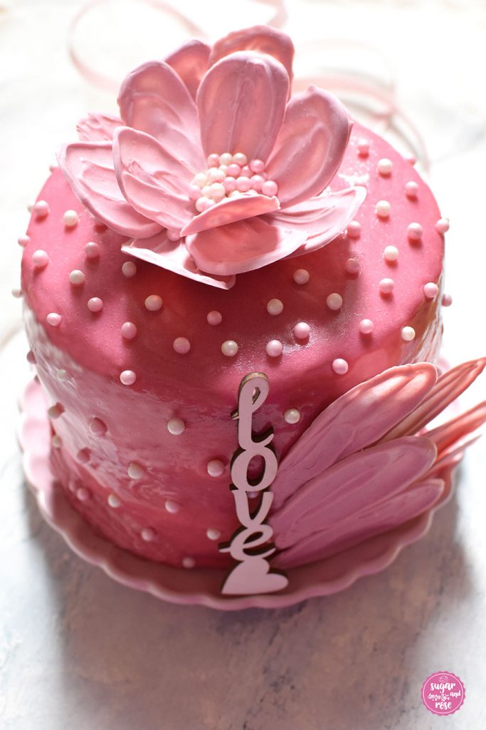 Schokoblütentörtchen bzw. rosa Mutttertagstorte mit Schokoblüte und love-Schriftzug