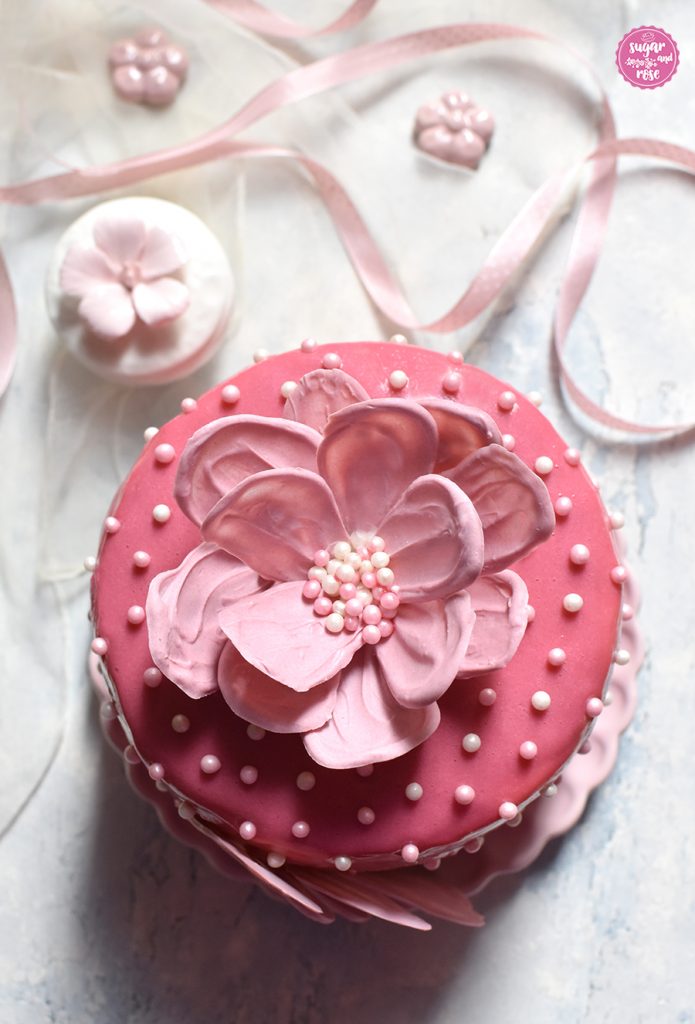Schokoblütentörtchen mit rosa Bändchen und Keramikblüte