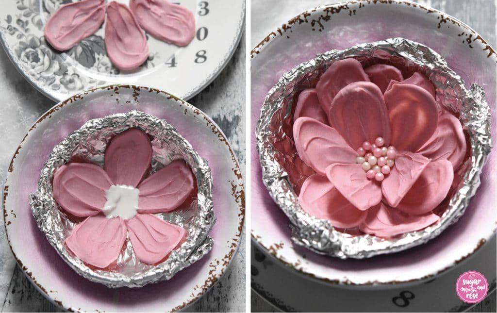 Formen einer Schokoladenblüte mit Hilfe einer kleinen Schale und Alufolie