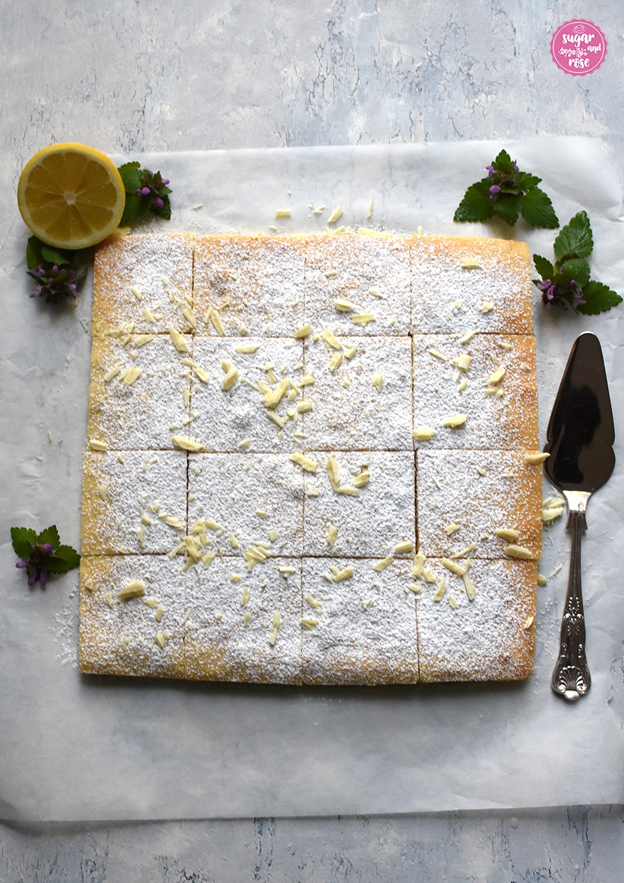 Zitronenkuchen quadratisch mit Puderzucker und weißer Schokolade
