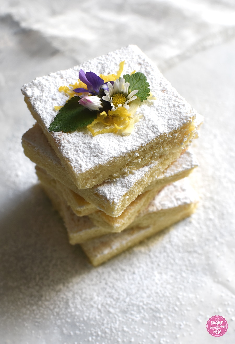 Lemonies mit Puderzucker, Gänseblümchen und Veilchen