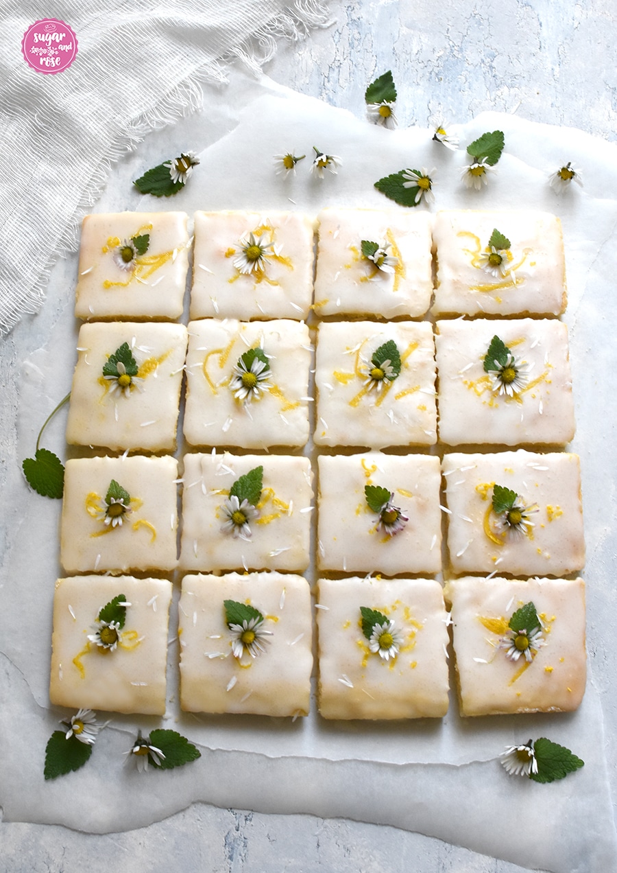 Lemonies mit Zitronenglasur und Gänseblümchen
