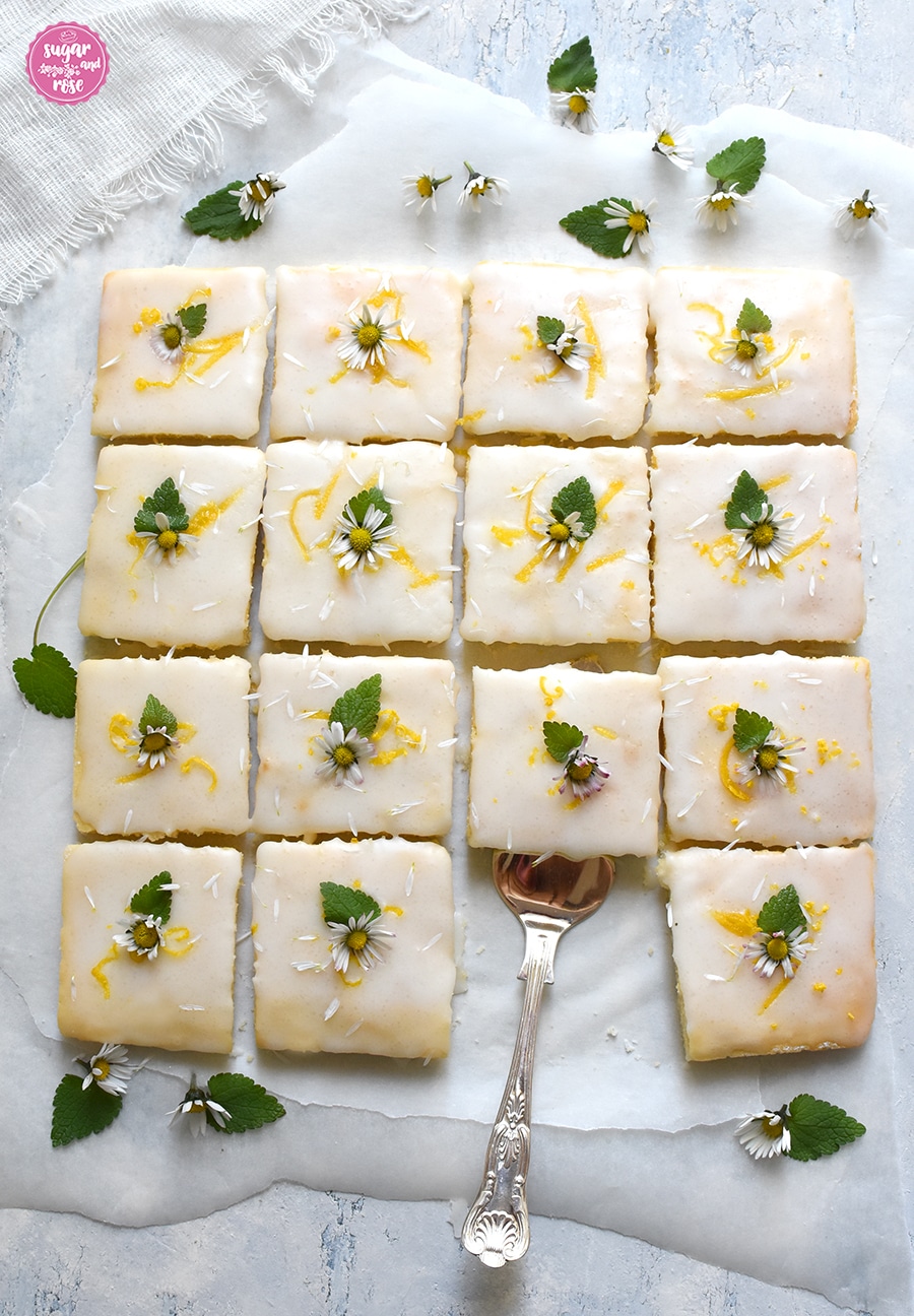 Lemonies mit Zuckerguss und Gänseblümchen und einem Tortenheber