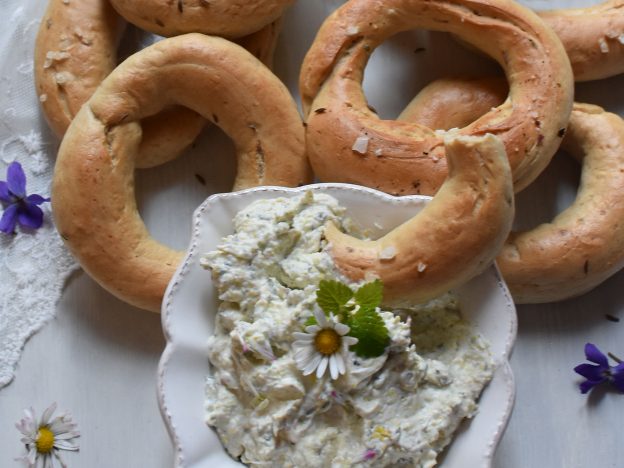 Gänseblümchenaufstrich und Fastenbeugel