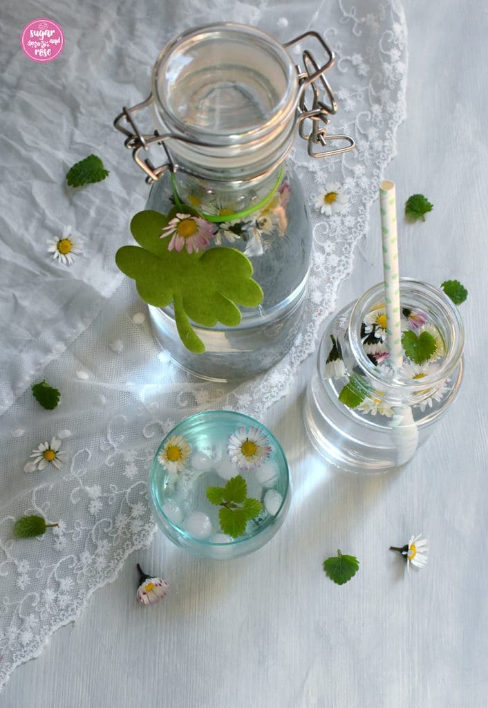 Gänseblümchenwasser in Glas und in Flasche