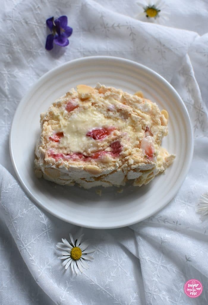 Stück Meringue-Roulade mit Eierlikörfüllung und Erdbeeren
