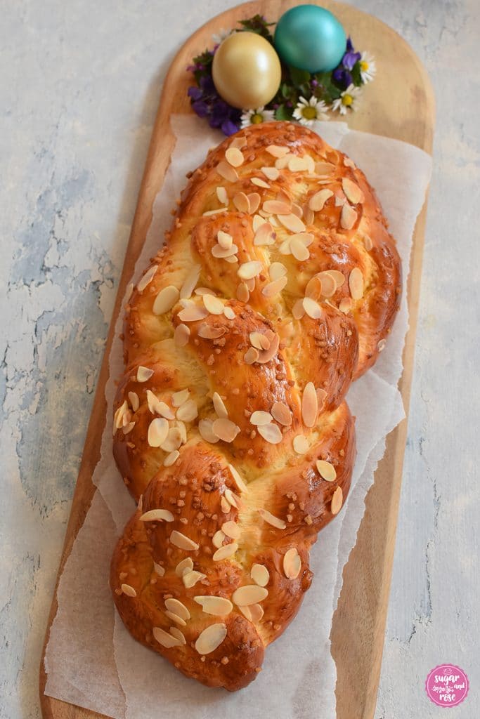 Osterstriezel mit Mandelblättchen auf Holzplatte