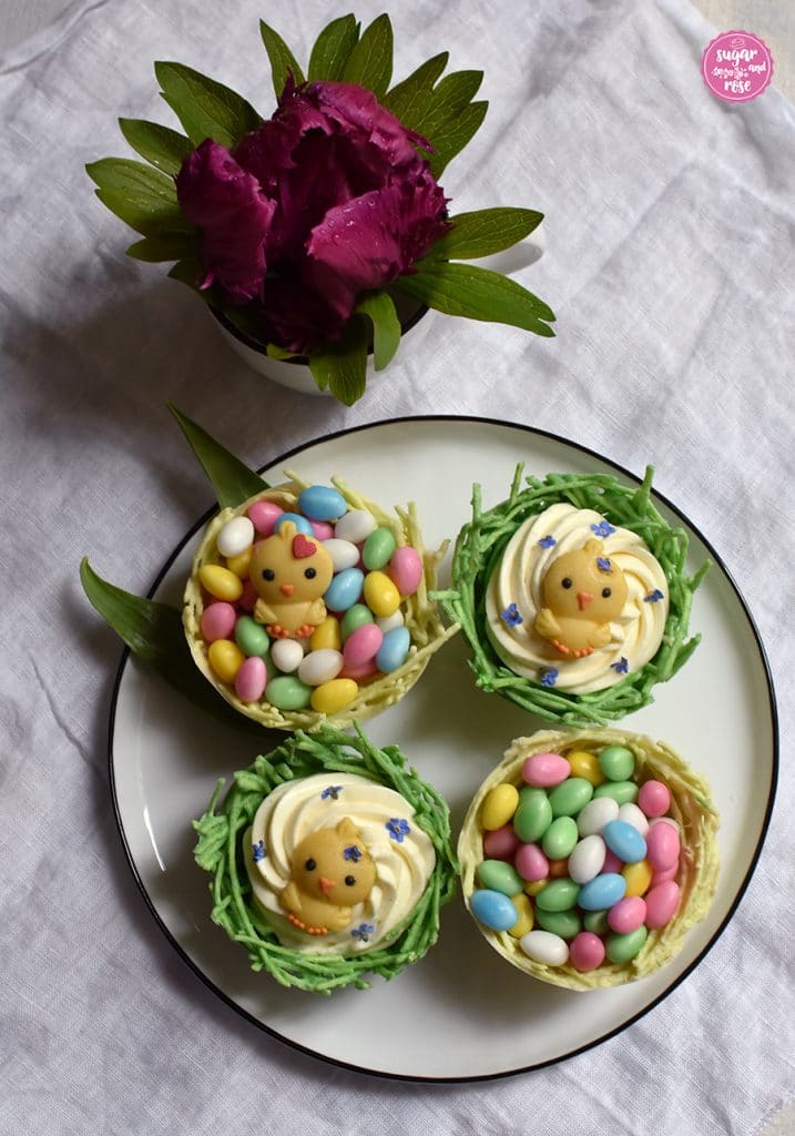 Essbares Osternest mit Eierlikörcreme, Marzipanküken, Baisereiern und einer Tulpe