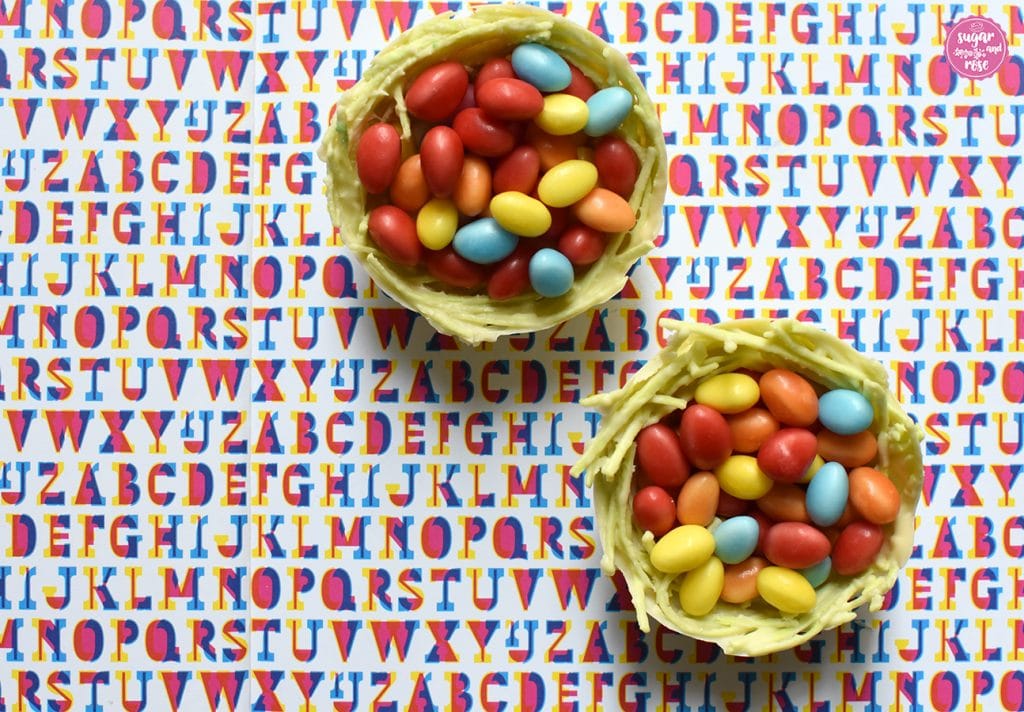 Baisereiernest auf farbigem Buchvorsatz