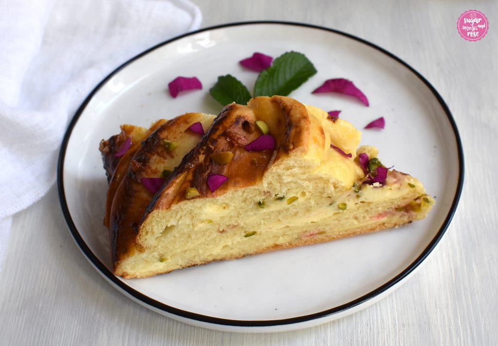 Ein Stück Hefekranz mit Topfenfüllung auf einem Nordal-Teller