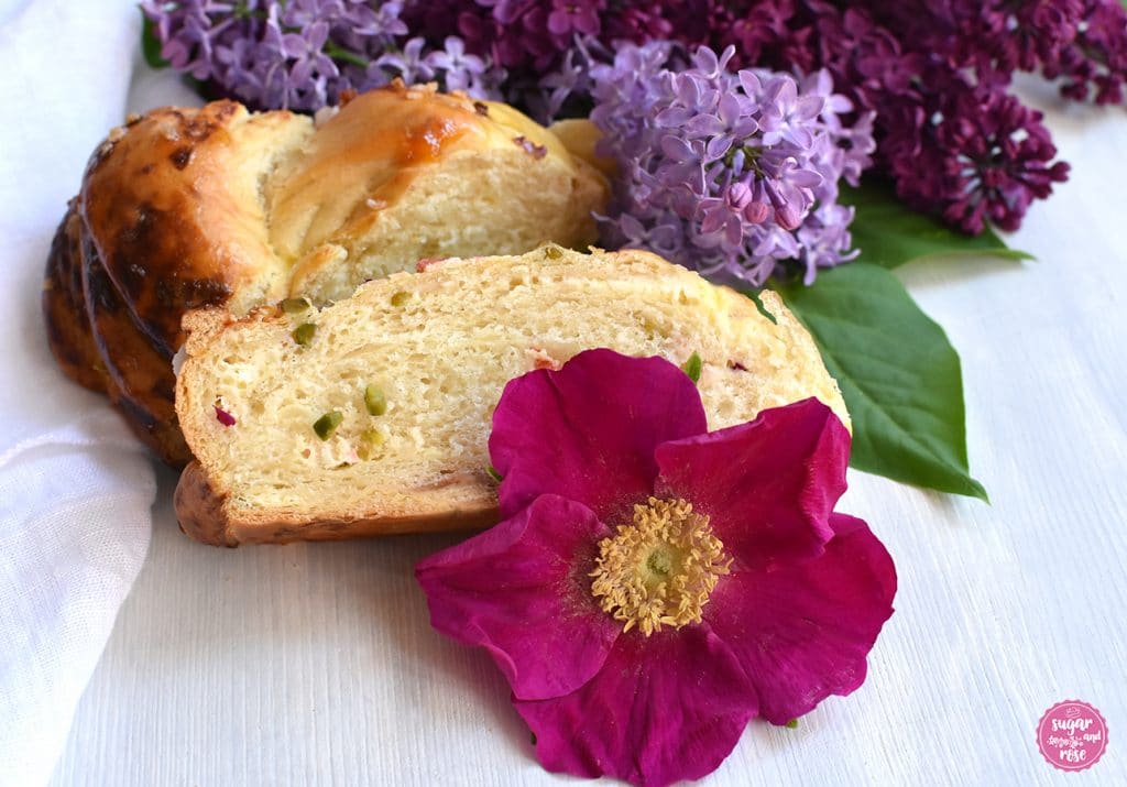 Quarkhefezopf mit Rosen