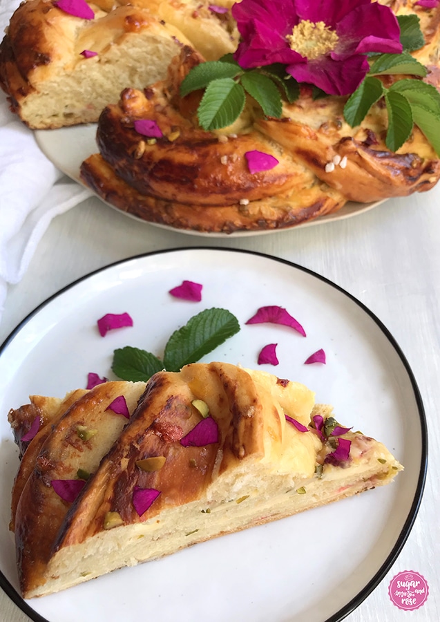 Hefekranz mit Quarkfüllung, Pistazien und Rosenblüten