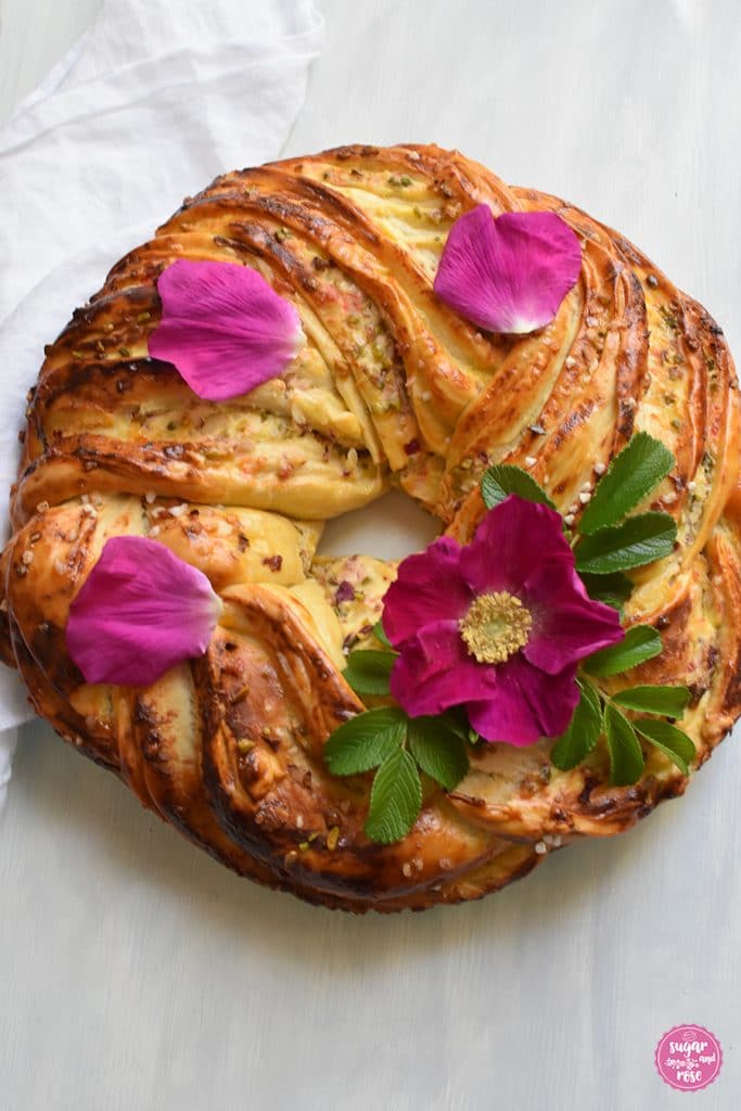 Hefekranz mit Quarkfüllung, Pistazien und Rosenblüten