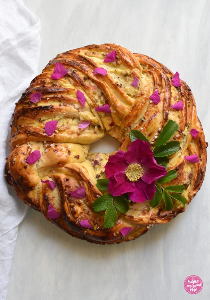 Hefekranz mit Topfenfüllung, Pistazien und Rosenblüten