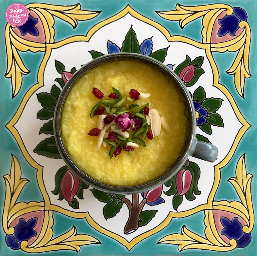 Safran-Reispudding mit Rosenwasser  auf persischer Kachel
