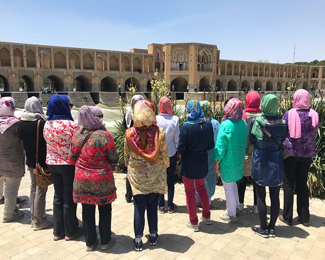 Kopftuchparade vor der 33-Bogen-Brücke