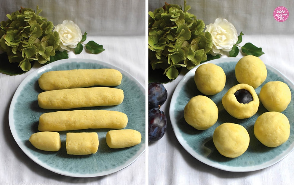 Schritt-für-Schritt-Fotos: links der Erdäpfelteig in vier Rollen geteilt, eine Rolle gedrittelt, daneben sieben rohe Erdäpfelknödel, einer davon mit noch sichtbarer Zwetschke, auf einem mintgrünen Melaminteller liegend, dahinter Blütendekoration
