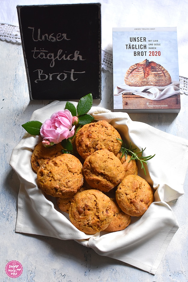 Kürbis-Speckweckerl im Brotkörbchen, dahinter ein Tagesabreisskalender 2020 und eine kleine schwarze Tafel mit Aufschrift "Unser täglich Brot"