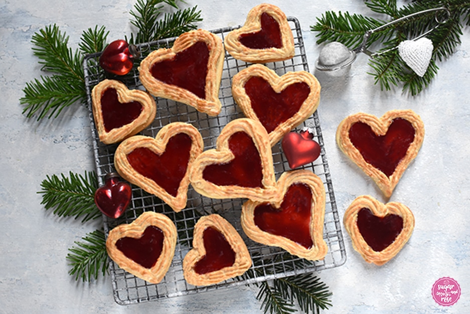 Kekse und Weihnachtsbäckerei: Himbeerherzen groß