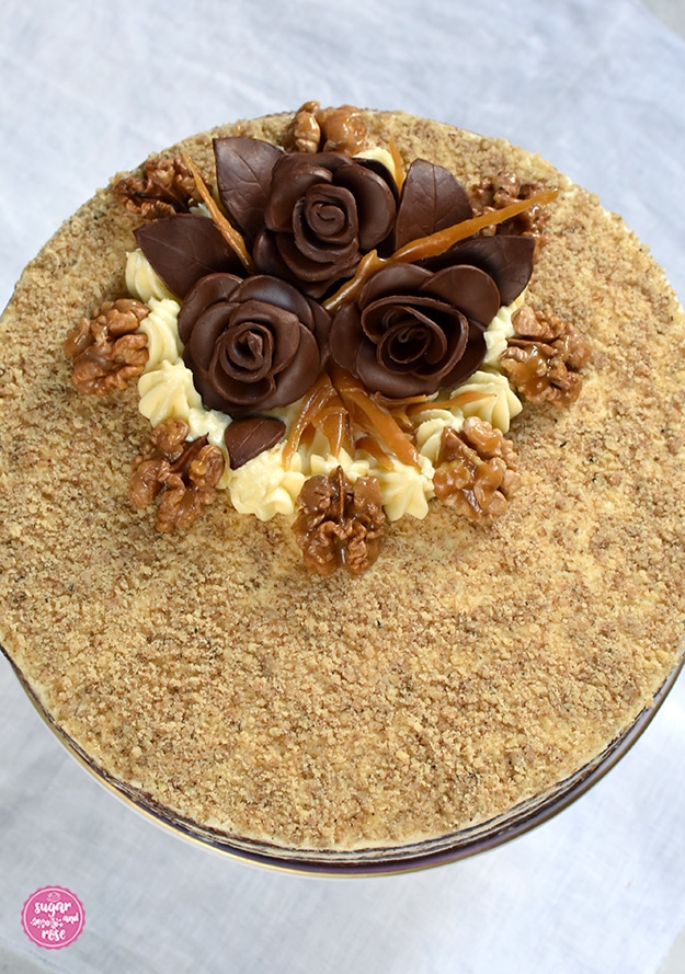 Walnusstorte mit karamellisierten Walnüssen, Schokoladerosen und -blättern und Krokant von oben