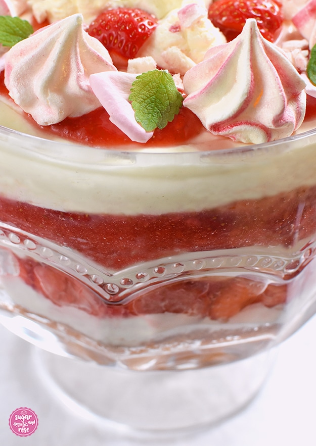 Erdbeer-Trifle-Glas von der Seite, sodass man die Erdbeerschichten und Mascarponeschichten sieht