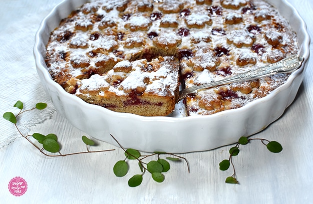 Die angeschnittene Linzer Torte in der weißen Keramikform, ein Stück auf einem Tortenheber liegend