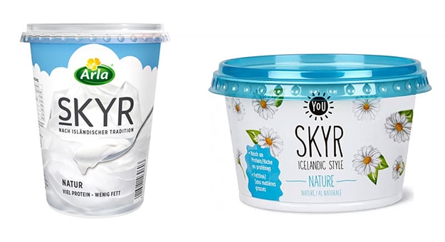 Skyr Natur im Becher, einmal ein hoher und einmal ein niedriger Becher von unterschiedlichen Firmen, beide in hellblau-weiß