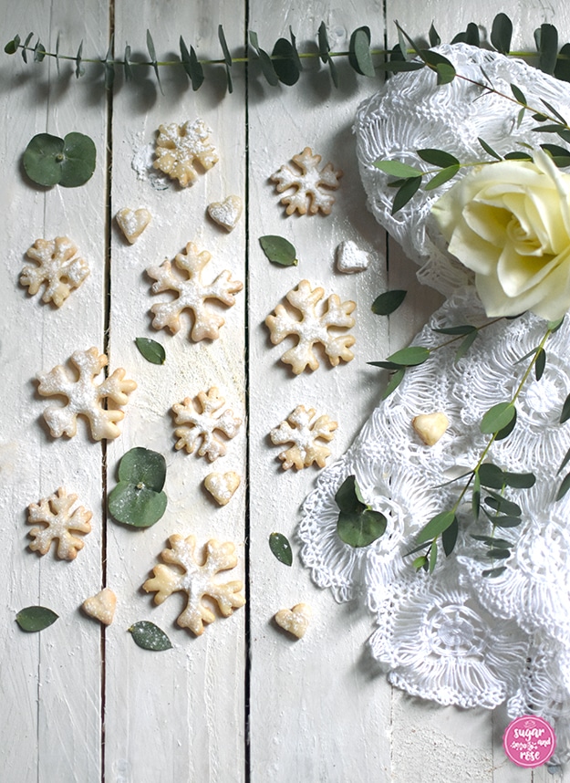Kekse und Weihnachtsbäckerei: Schneeflocken