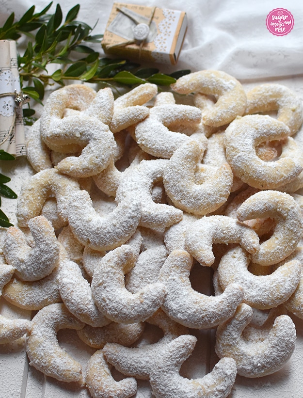 Eine große Menge Vanillekipferl auf weißem Brett